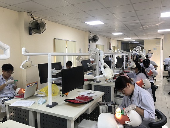 Thực tập mổ của sinh viên Khoa Răng Hàm Mặt, Đại Học Y Dược, Đại Học Quốc Gia Hà Nội tại phòng T4 nhà Y2